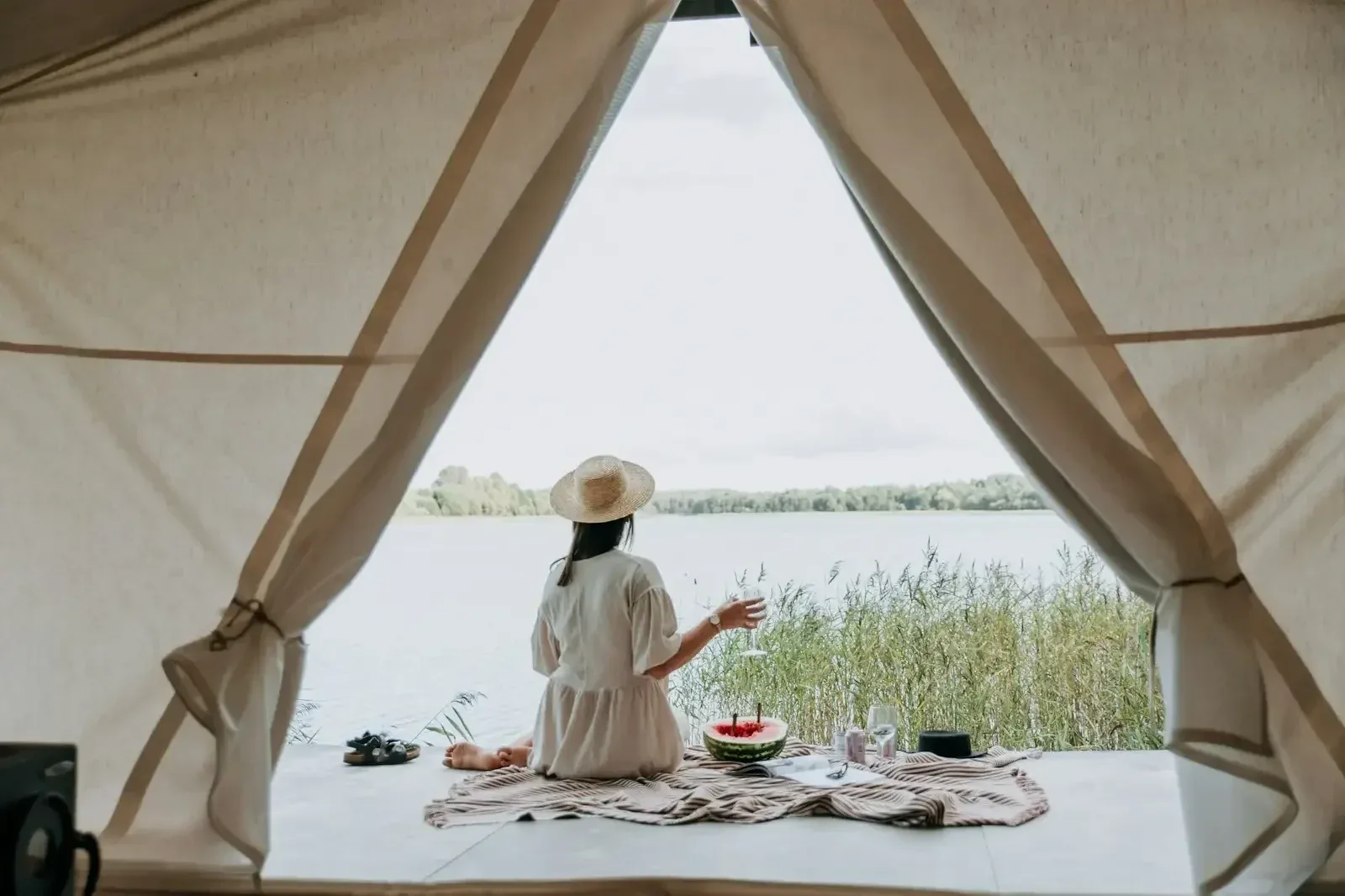 Floating Glamping: Tren Baru Berkemah di Atas Air dengan Pontoon Modular