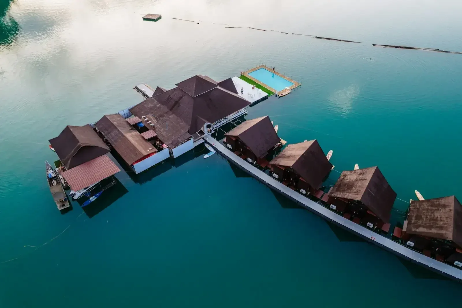 Membangun Floating Cabin dengan Pontoon Modular: Kenyamanan di Tengah Alam