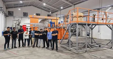 Tim Bajau Indo berdiri di depan mesin rotomoulding di area produksi ponton